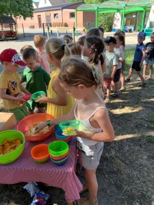 Stotert sluit af met een gezellige picknick. 