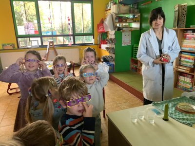 Professor Sterrestof op bezoek bij juf Bette en juf Annick op Stotert.