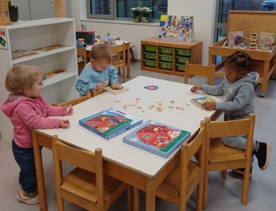 Spelen met het speelgoed van de Sint 