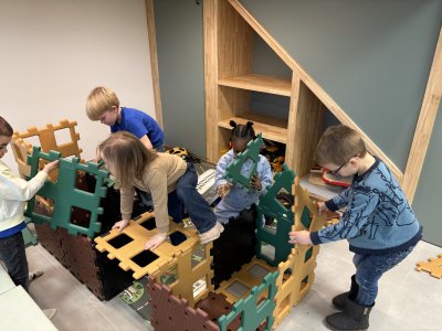 Spelen met het speelgoed van de Sint (juf Ellen)