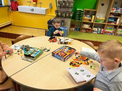 Spelen met het speelgoed van de Sint. (Juf Bette en juf Annick)