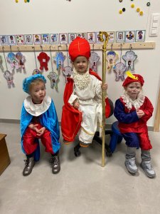 Sint en Piet in de klas van juf Lucy.