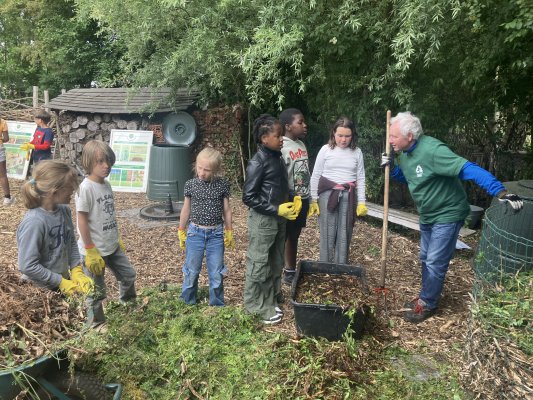 Naar het containerpark met de derdeklassers