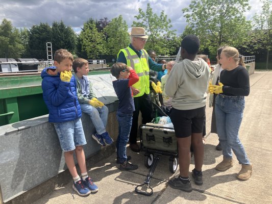 Naar het containerpark met de derdeklassers