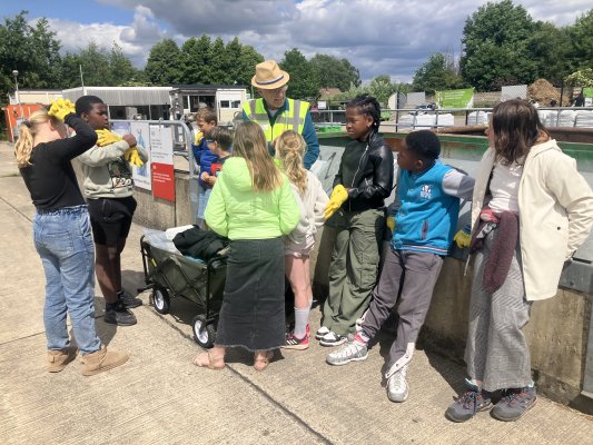 Naar het containerpark met de derdeklassers