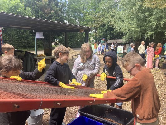 Naar het containerpark met de derdeklassers