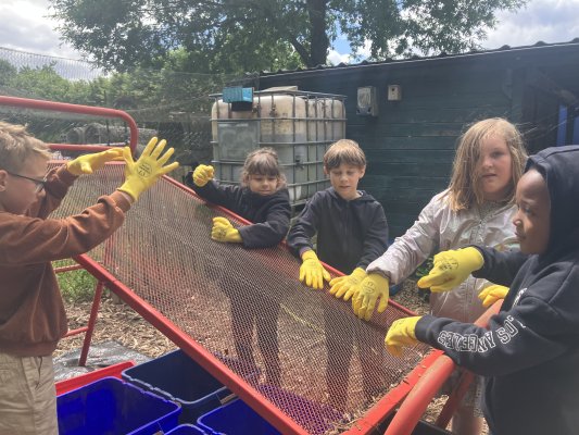Naar het containerpark met de derdeklassers