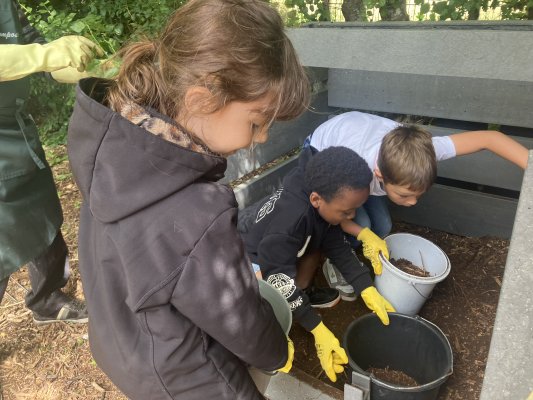 Naar het containerpark met de derdeklassers