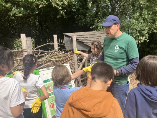 Naar het containerpark met de derdeklassers