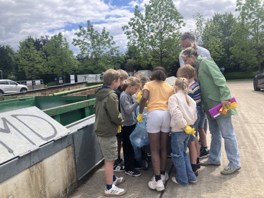 Naar het containerpark met de derdeklassers