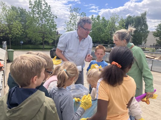 Naar het containerpark met de derdeklassers