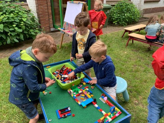 Buitenklas bij Juf Bette en juf Annick 