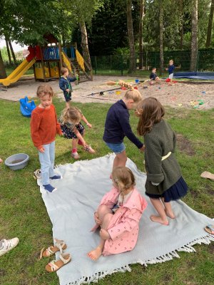 Buitenklas bij Juf Bette en juf Annick 