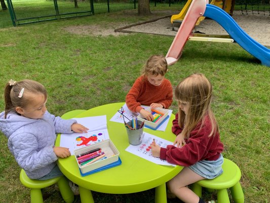 Buitenklas bij Juf Bette en juf Annick 