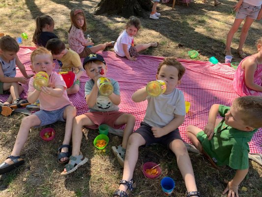 Stotert sluit af met een gezellige picknick. 