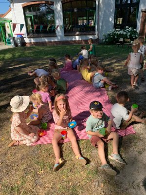 Stotert sluit af met een gezellige picknick. 