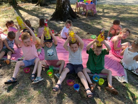 Stotert sluit af met een gezellige picknick. 