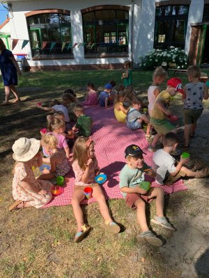 Stotert sluit af met een gezellige picknick. 