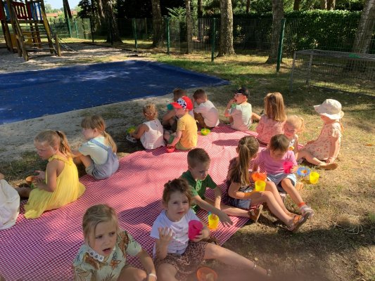 Stotert sluit af met een gezellige picknick. 