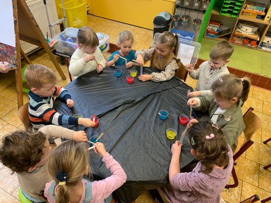 Professor Sterrestof op bezoek bij juf Bette en juf Annick op Stotert.