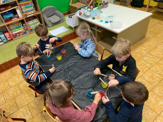 Professor Sterrestof op bezoek bij juf Bette en juf Annick op Stotert.