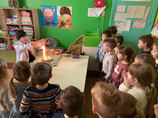 Professor Sterrestof op bezoek bij juf Bette en juf Annick op Stotert.