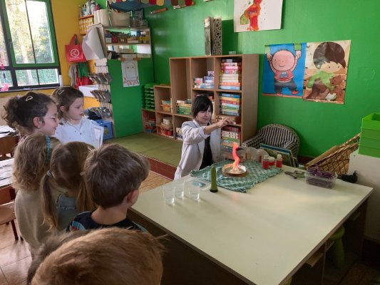 Professor Sterrestof op bezoek bij juf Bette en juf Annick op Stotert.