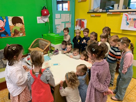 Professor Sterrestof op bezoek bij juf Bette en juf Annick op Stotert.
