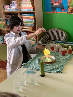 Professor Sterrestof op bezoek bij juf Bette en juf Annick op Stotert.