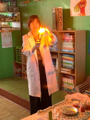 Professor Sterrestof op bezoek bij juf Bette en juf Annick op Stotert.