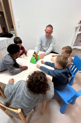 Grootouders op bezoek bij juf Stephanie en juf Tessa