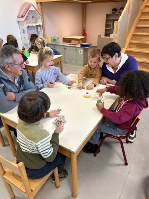 Grootouders op bezoek bij juf Stephanie en juf Tessa