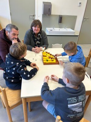 Grootouders op bezoek bij juf Stephanie en juf Tessa