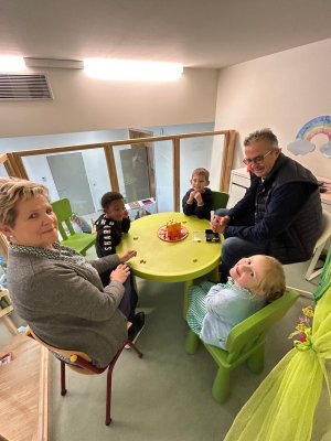 Grootouders op bezoek bij juf Stephanie en juf Tessa