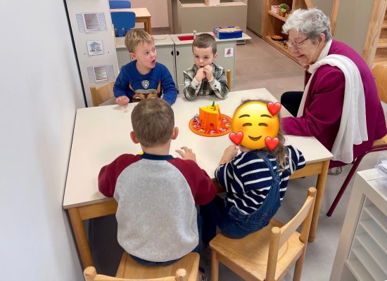 Grootouders op bezoek bij juf Stephanie en juf Tessa