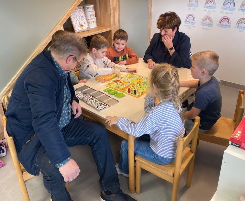 Grootouders op bezoek bij juf Stephanie en juf Tessa