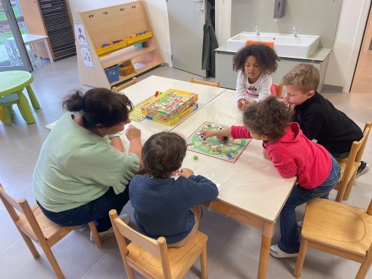 Grootouders op bezoek bij juf Stephanie en juf Tessa