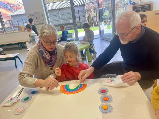Grootouders op bezoek bij juf Stephanie en juf Tessa