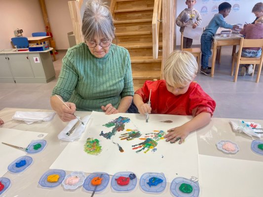 Grootouders op bezoek bij juf Stephanie en juf Tessa