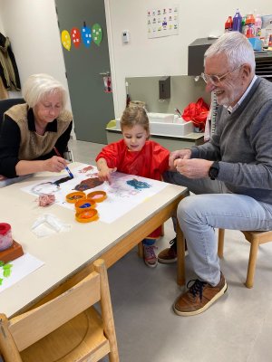 Grootouders op bezoek in de klas van juf Lucy