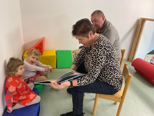 Grootouders op bezoek in de klas van juf Lucy