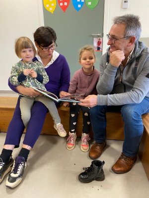 Grootouders op bezoek in de klas van juf Lucy