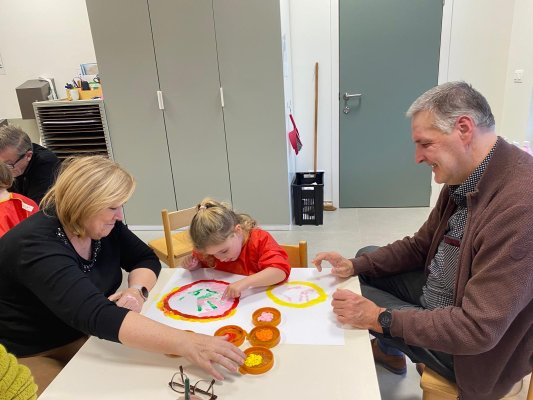 Grootouders op bezoek in de klas van juf Lucy