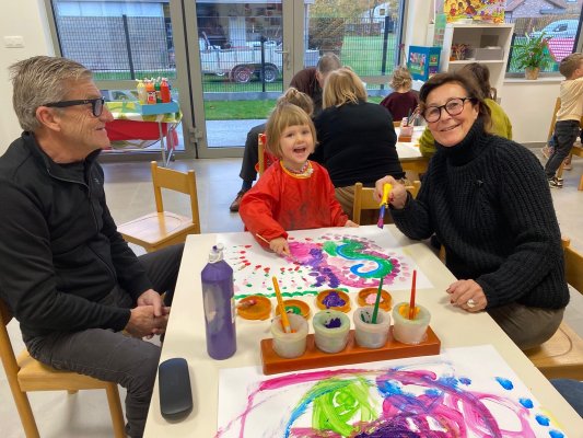 Grootouders op bezoek in de klas van juf Lucy