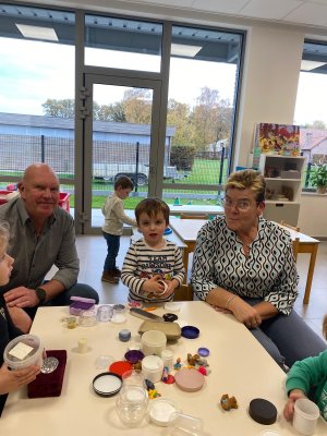 Grootouders op bezoek in de klas van juf Lucy