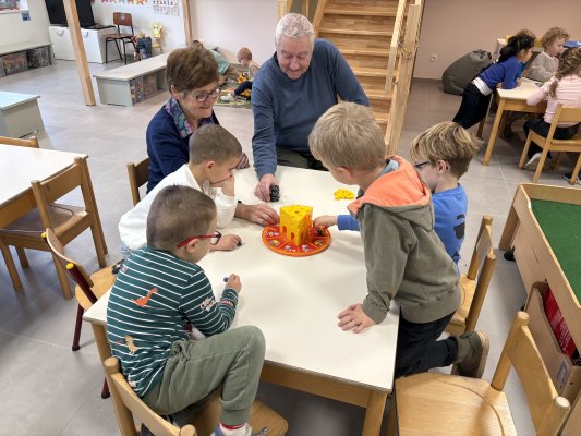 Grootouders op bezoek in de klas van juf Ellen