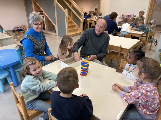Grootouders op bezoek in de klas van juf Ellen