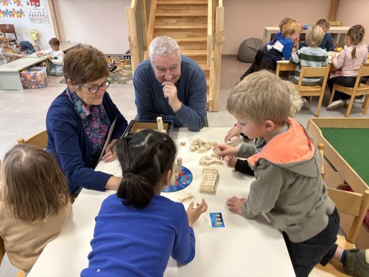 Grootouders op bezoek in de klas van juf Ellen