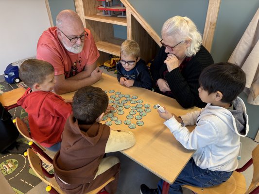Grootouders op bezoek in de klas van juf Ellen