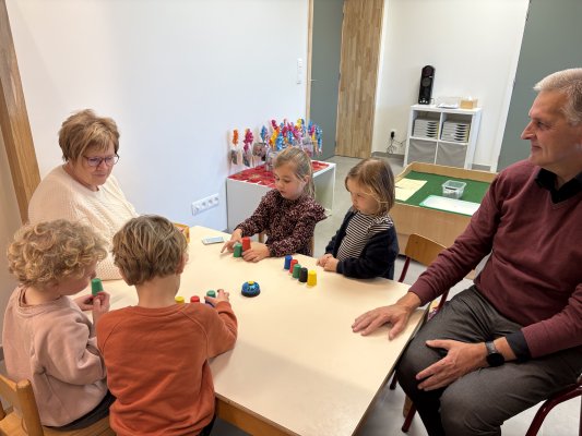 Grootouders op bezoek in de klas van juf Ellen